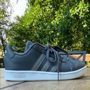 Adidas - Grey and white kids sneakers. Size US 3